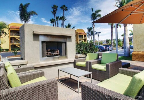 Внешний вид отеля La Quinta Inn & Suites by Wyndham Carlsbad - Legoland Area в Карлсбаде, фото 4