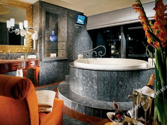 Фото The Ritz-Carlton Jakarta Mega Kuningan