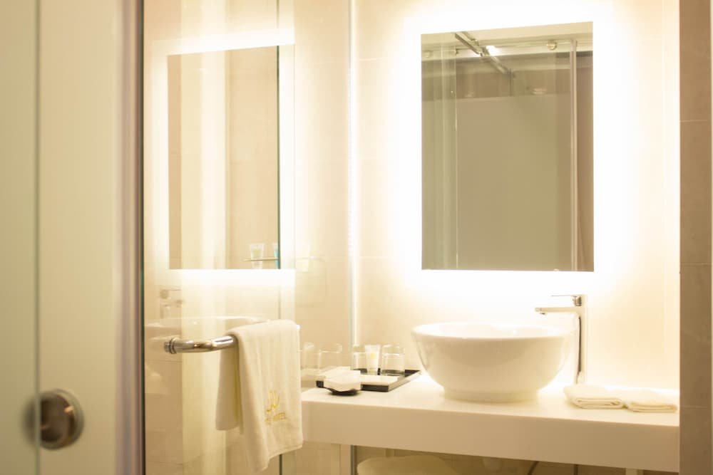 Фото Zen Rooms Royce Hotel