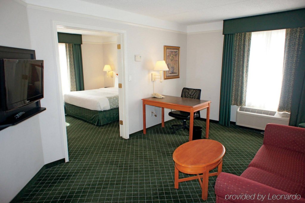 Фото La Quinta Inn & Suites by Wyndham Ontario Airport
