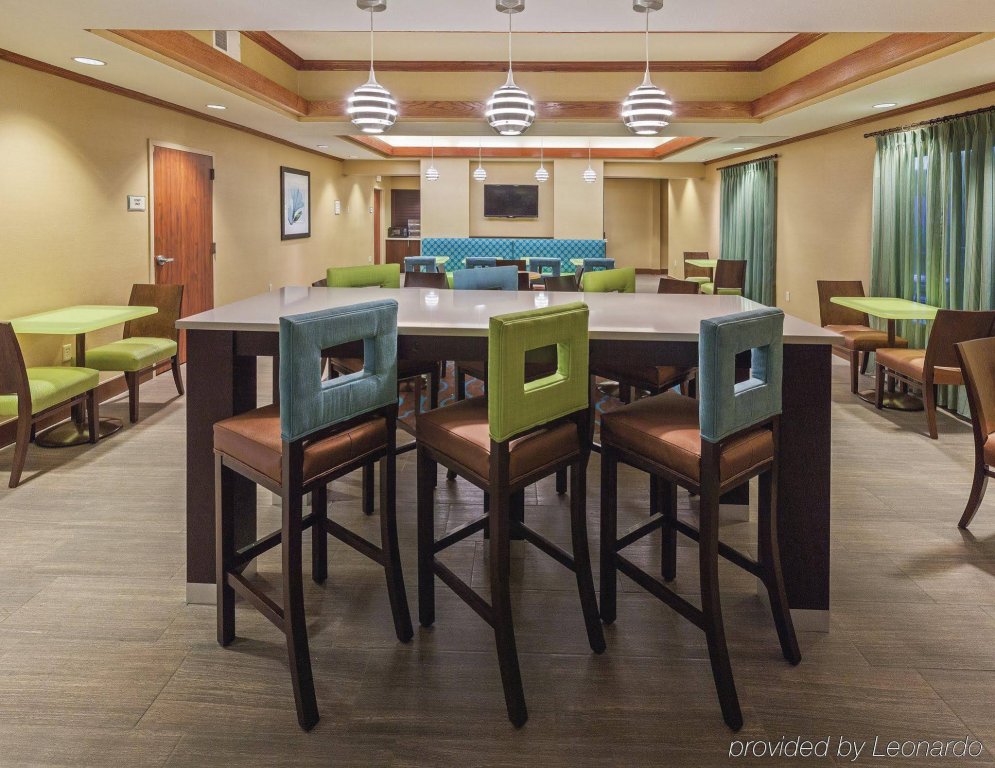 Фото La Quinta Inn & Suites by Wyndham Midwest City - Tinker Afb