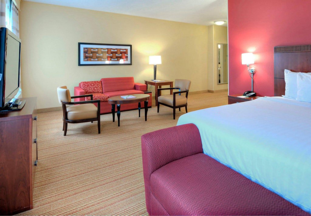 Фото Courtyard by Marriott Raleigh Crabtree Valley