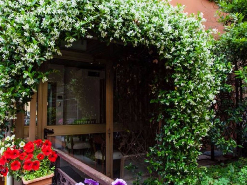 Фото Astoria Suite Apartments