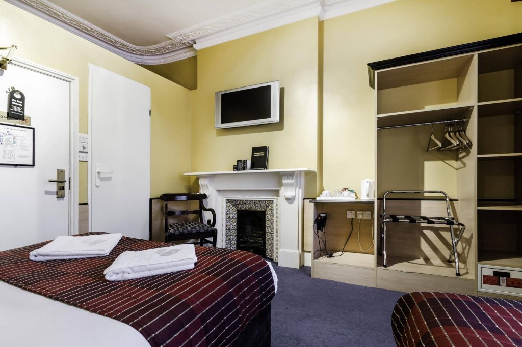 Фото Tudor Court Hotel