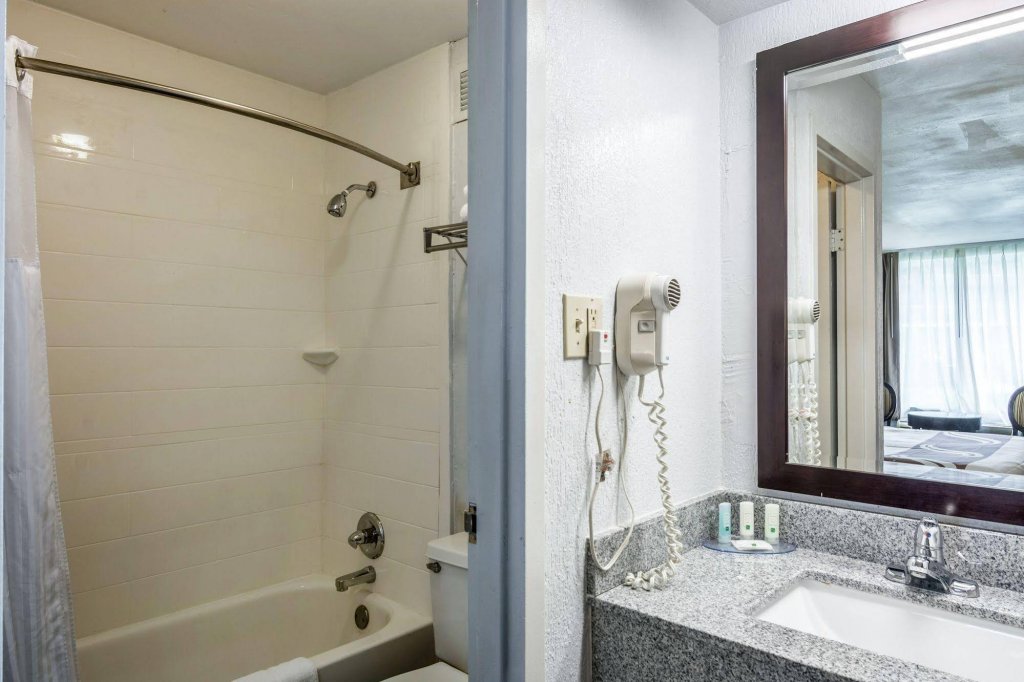 Фото Quality Inn & Suites University Area