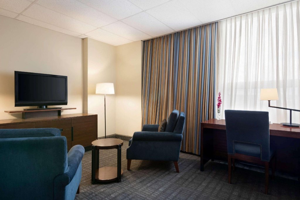 Фото Travelodge by Wyndham Whitecourt Conference Centre & Suites