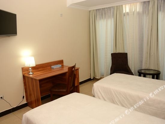 Фото La Posh Hotel