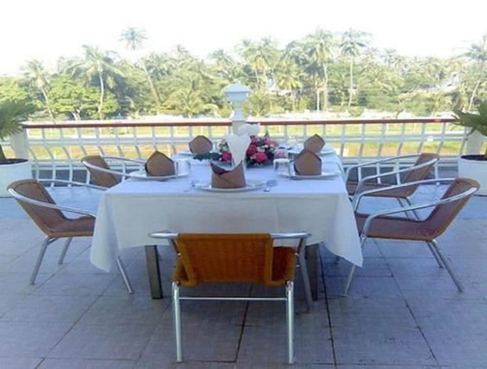 Фото Wyndham Grand Yangon Hotel