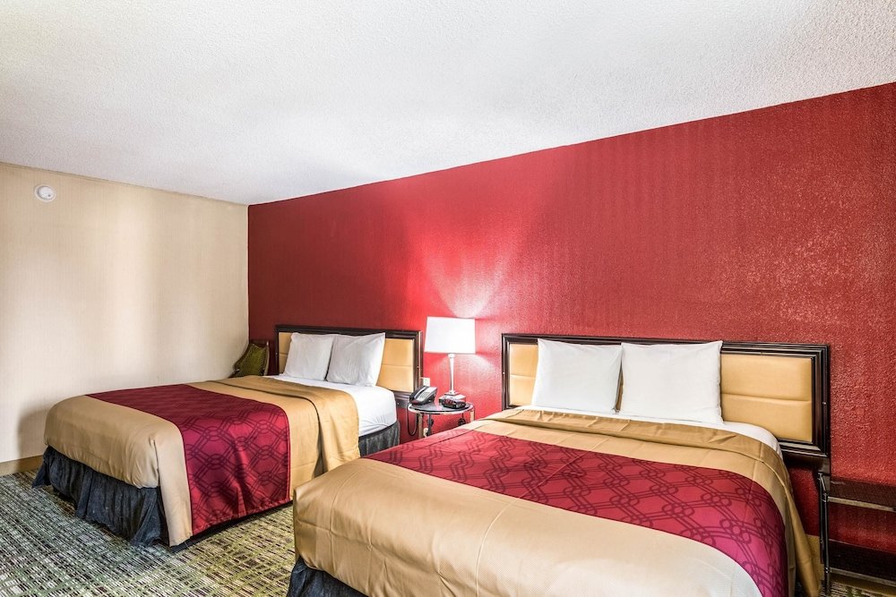 Фото Rodeway Inn & Suites
