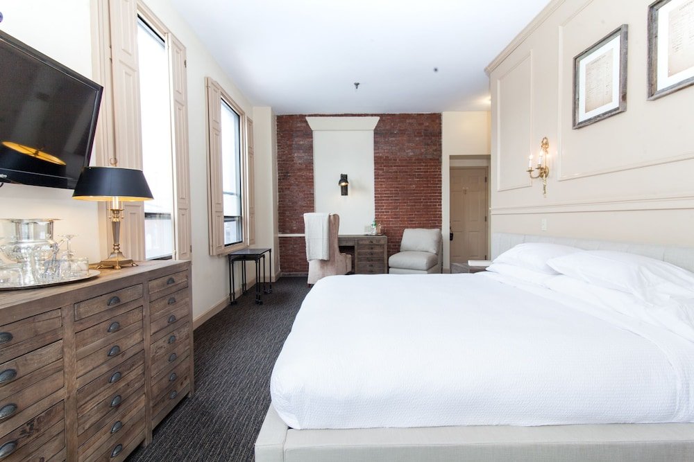 Фото Garrison Inn Boutique Hotel