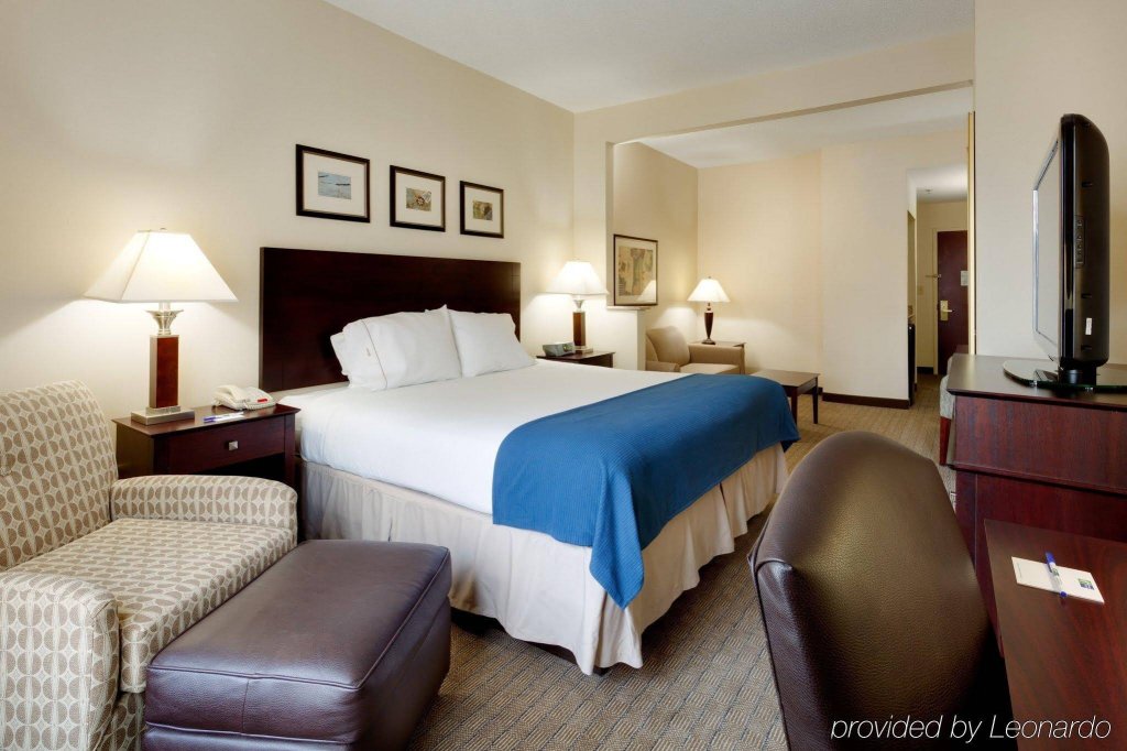 Фото Holiday Inn Express Tower Center, an Ihg Hotel