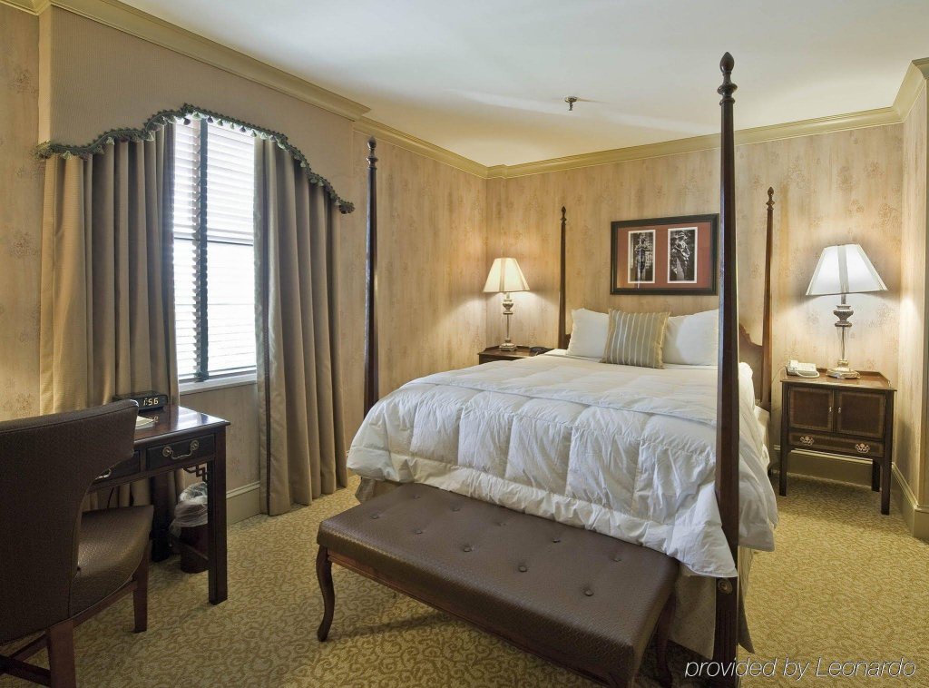 Фото The Dunhill Hotel