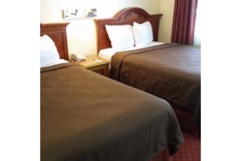 Фото Travelodge by Wyndham Fullerton Near Anaheim