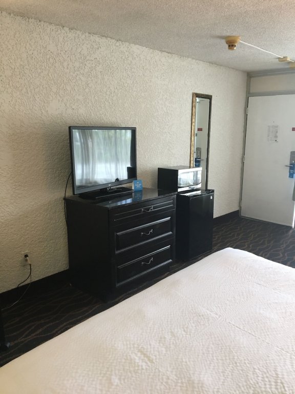 Фото Days Inn by Wyndham Stuart