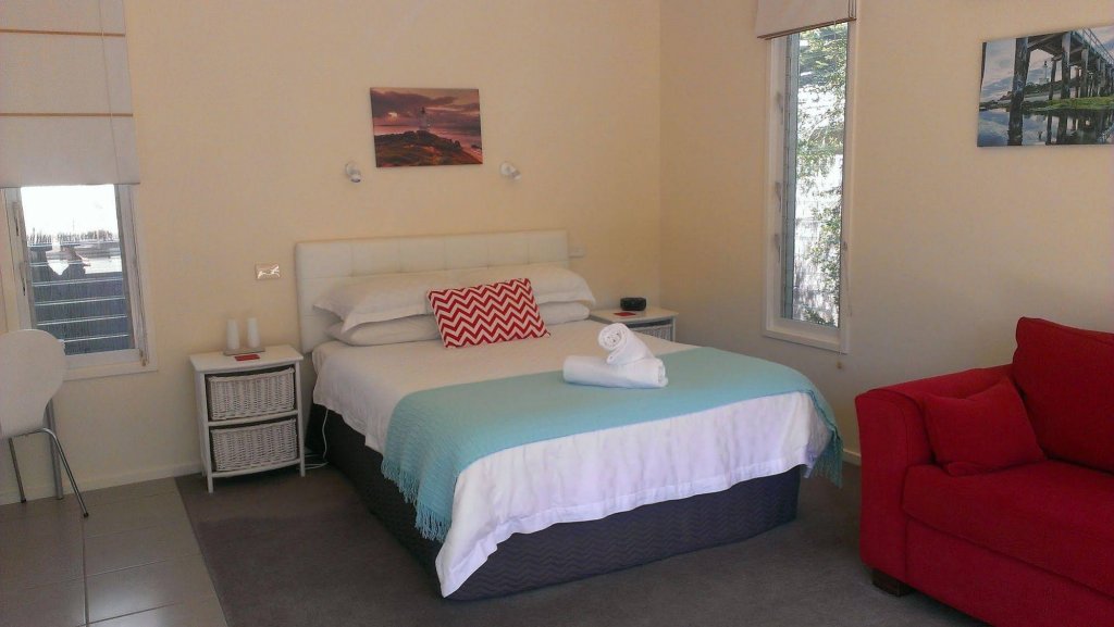 Фото Springtide Studio Apartments