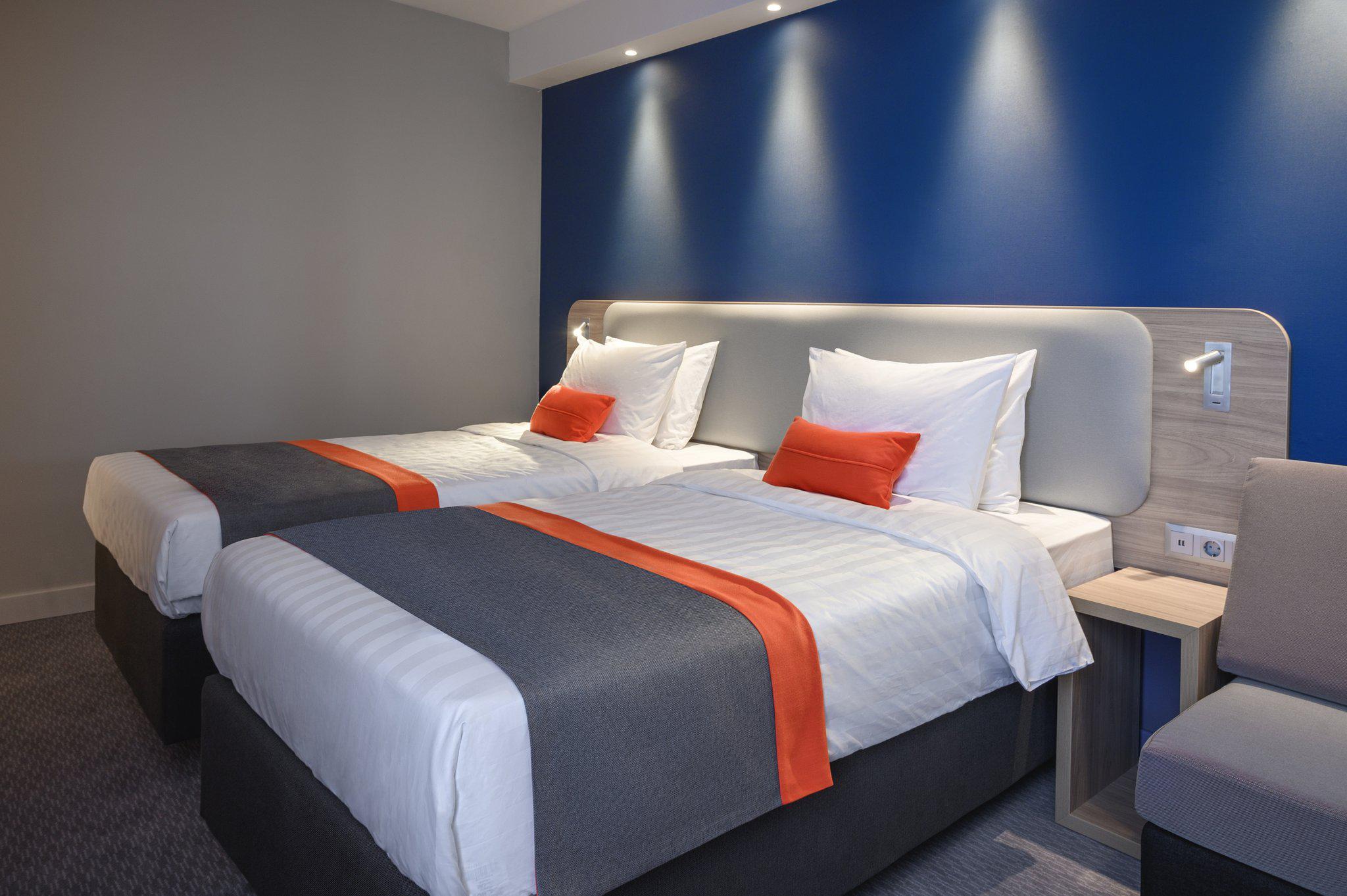 Фото Holiday Inn Express Almaty