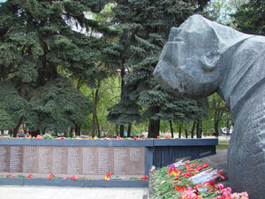Monument of Glory (Voronezh, Ratny skver) ، نصب تذكاري للحرب، مقبرة جماعية