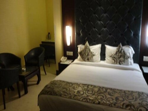 Гостиница Hotel The Golden Oak в Райпуре