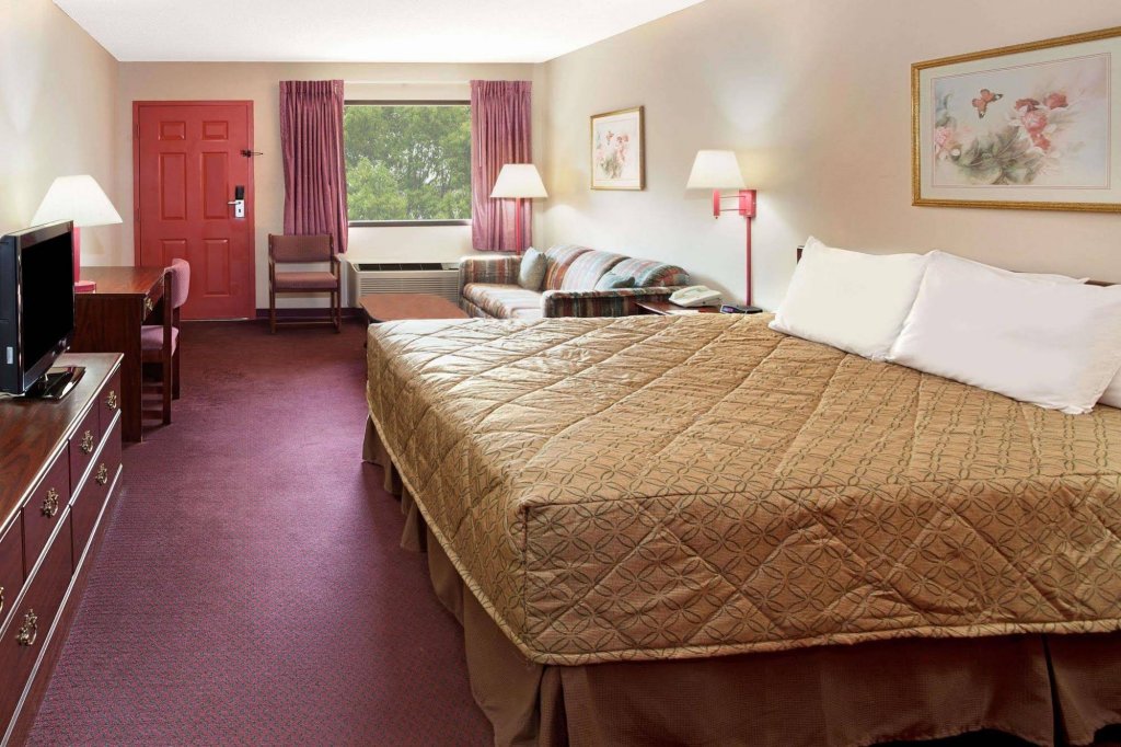 Фото Oyo Hotel Adairsville Hwy 140