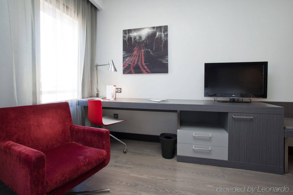 Фото Hotel Ilunion Suites Madrid