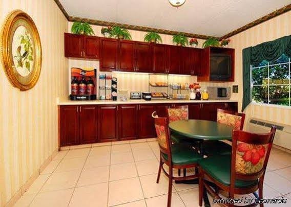 Фото Racetrack Road Hotel