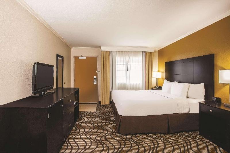 Фото La Quinta Inn & Suites by Wyndham Carlsbad - Legoland Area