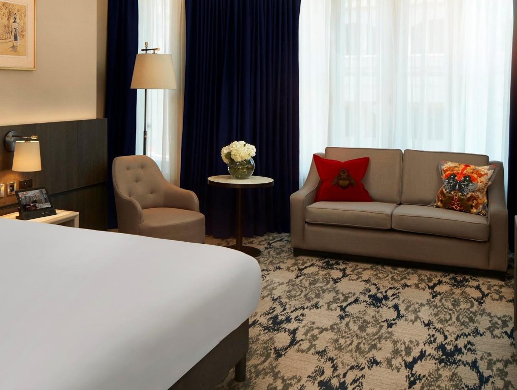 Фото The Trafalgar St. James London, Curio Collection by Hilton