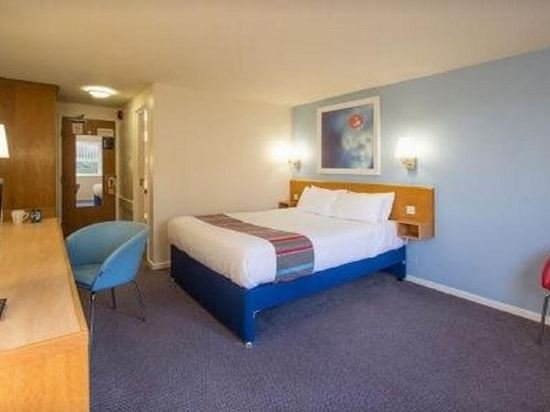 Фото Travelodge Camberley Central