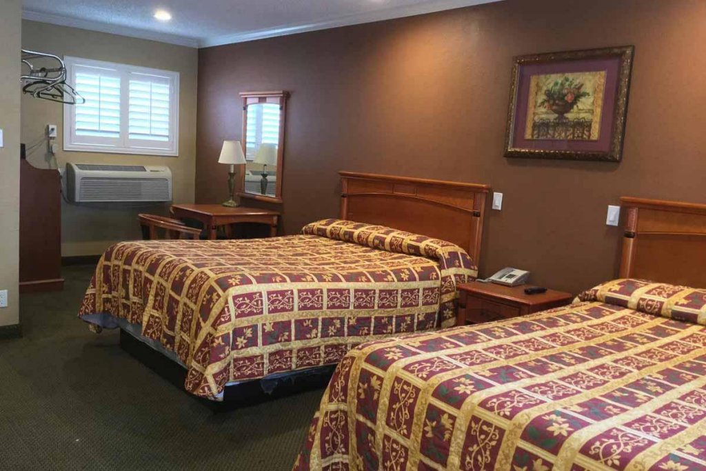 Фото Bevonshire Lodge Motel