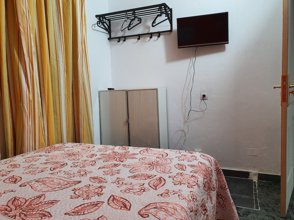 Фото Low Cost Room Plaza de Hierro IV