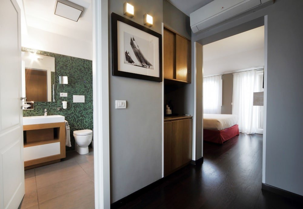 Фото The Telegraph Suites