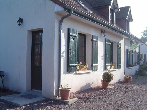 Гостиница Roulotte et G& xEE; te chambres d'h& xF4; tes в Бетюне