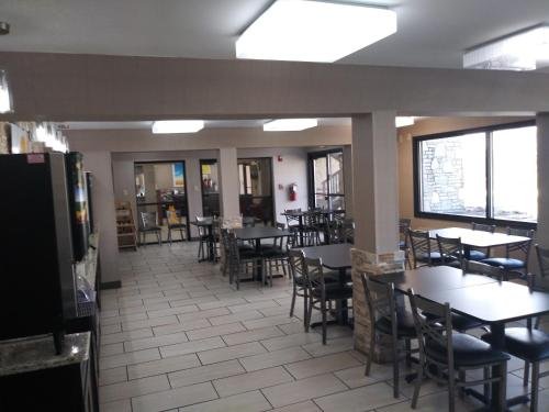 Фото Days Inn by Wyndham Middleburg Heights