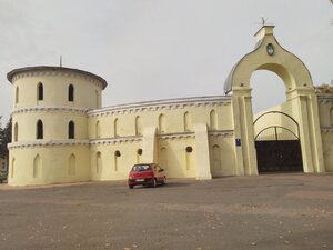 Круглый двор (Sumska Region, Okhtyrskyi raion, Trostianets) ، معلم جذب سياحي