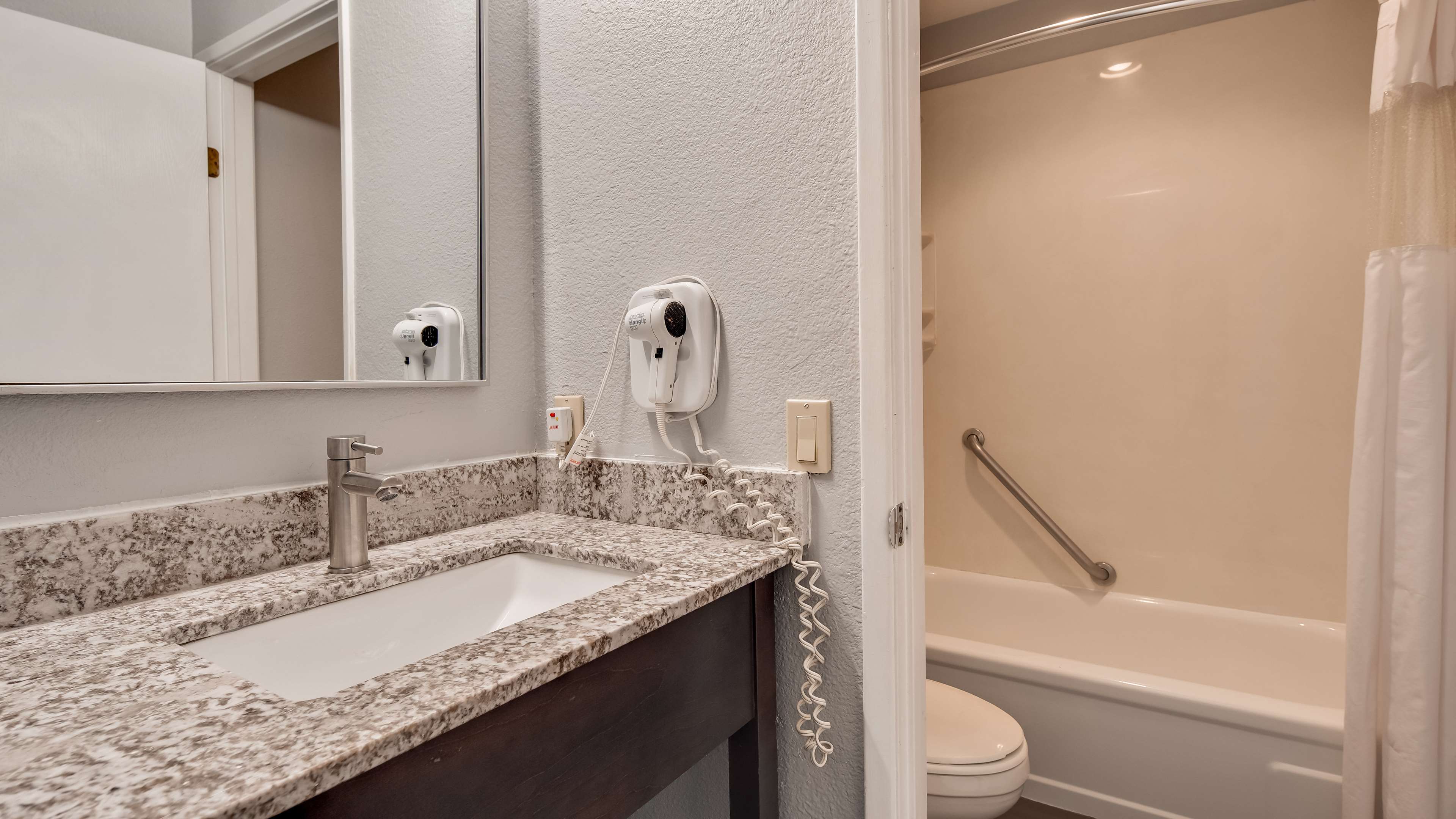 Фото Riverfront Hotel, SureStay Collection by Best Western