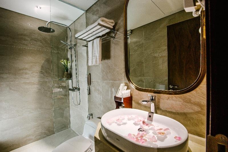 Фото Winsuites Saigon Hotel