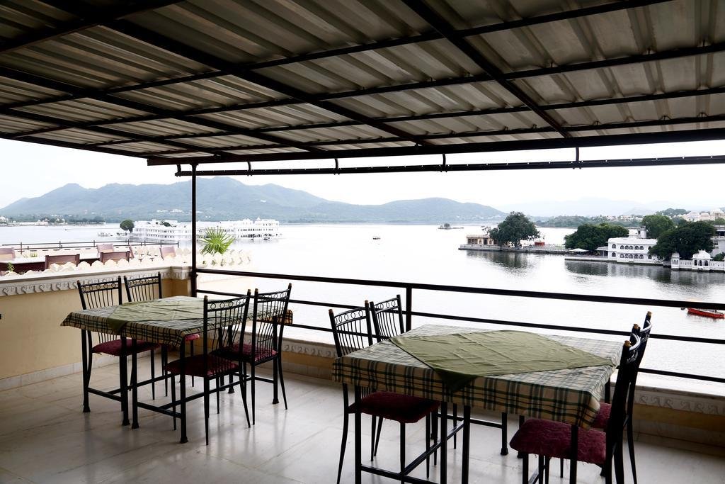 Фото Hotal Devraj Niwas on Lake Pichola Udaipur