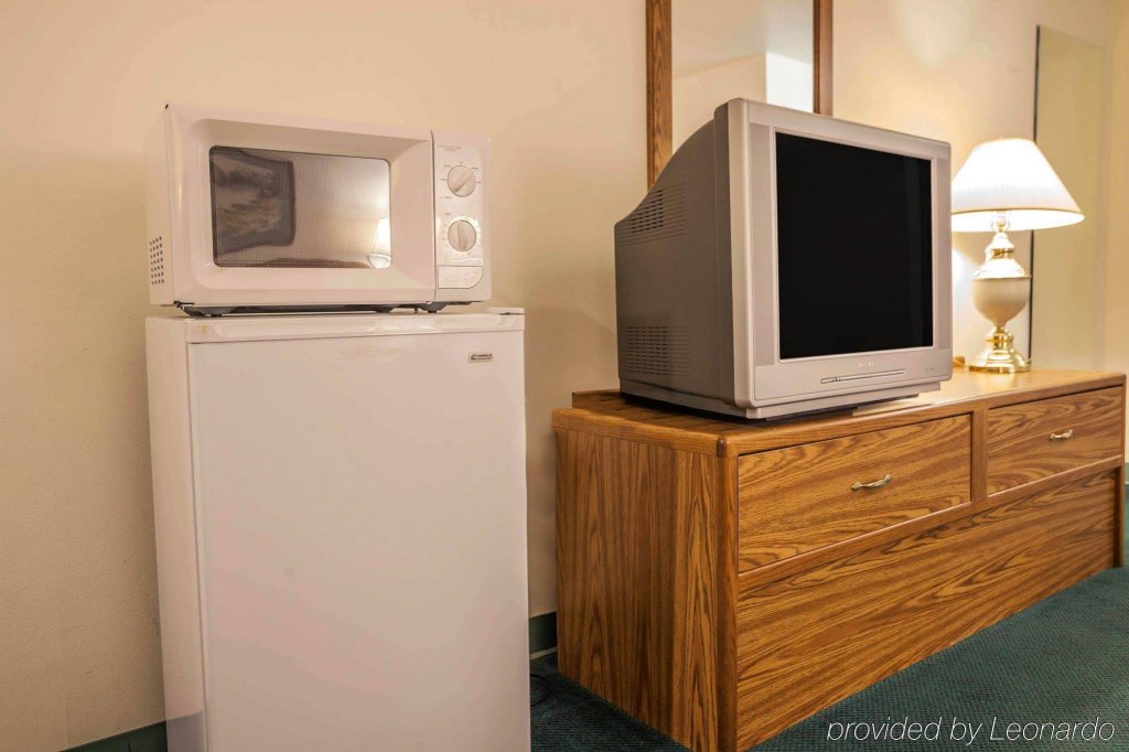 Фото AmericInn by Wyndham Jefferson