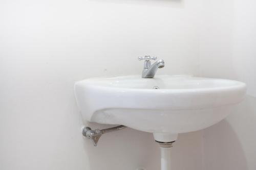 Фото RedDoorz near Taman Flora