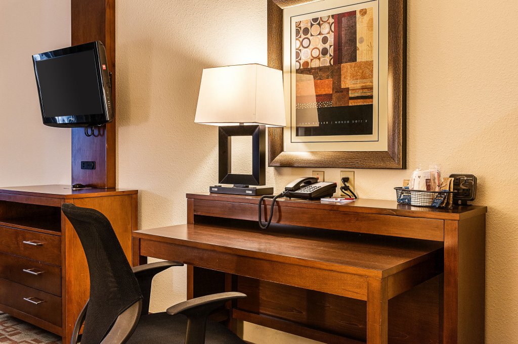 Фото Comfort Suites Oil Center