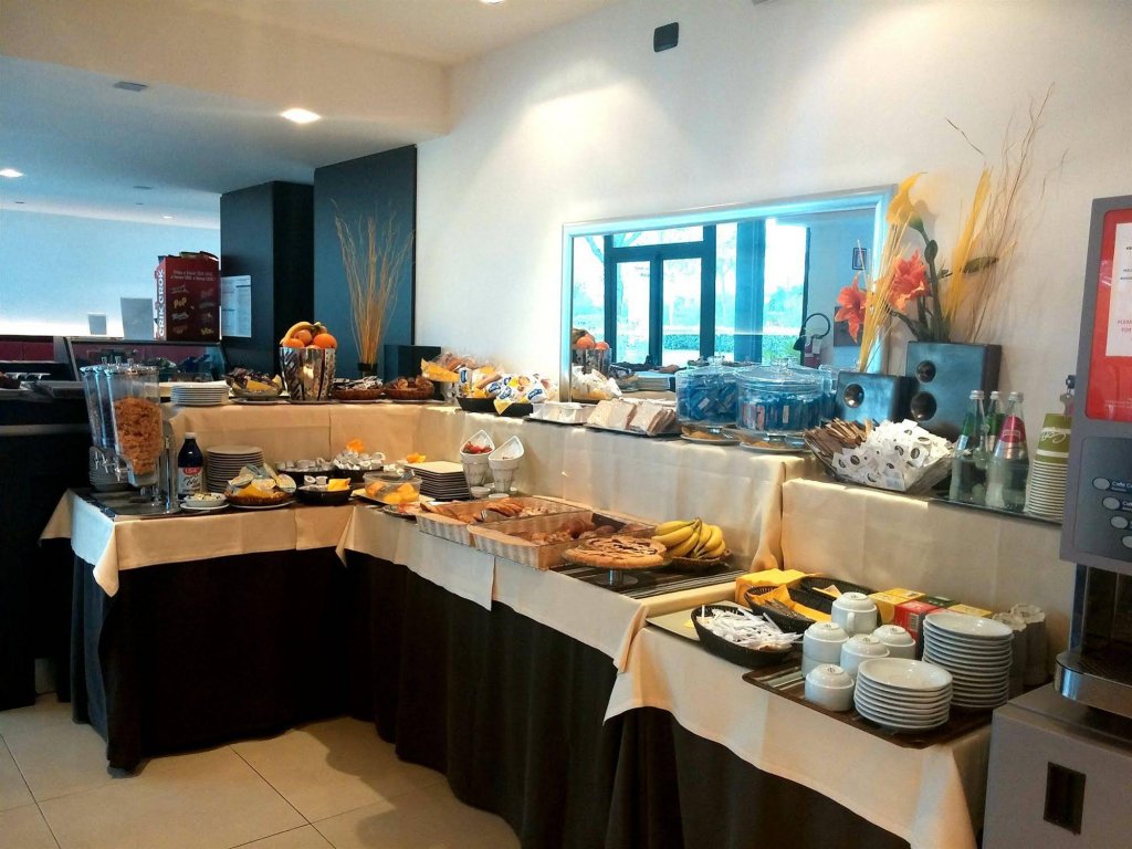 Фото Garden Hotel