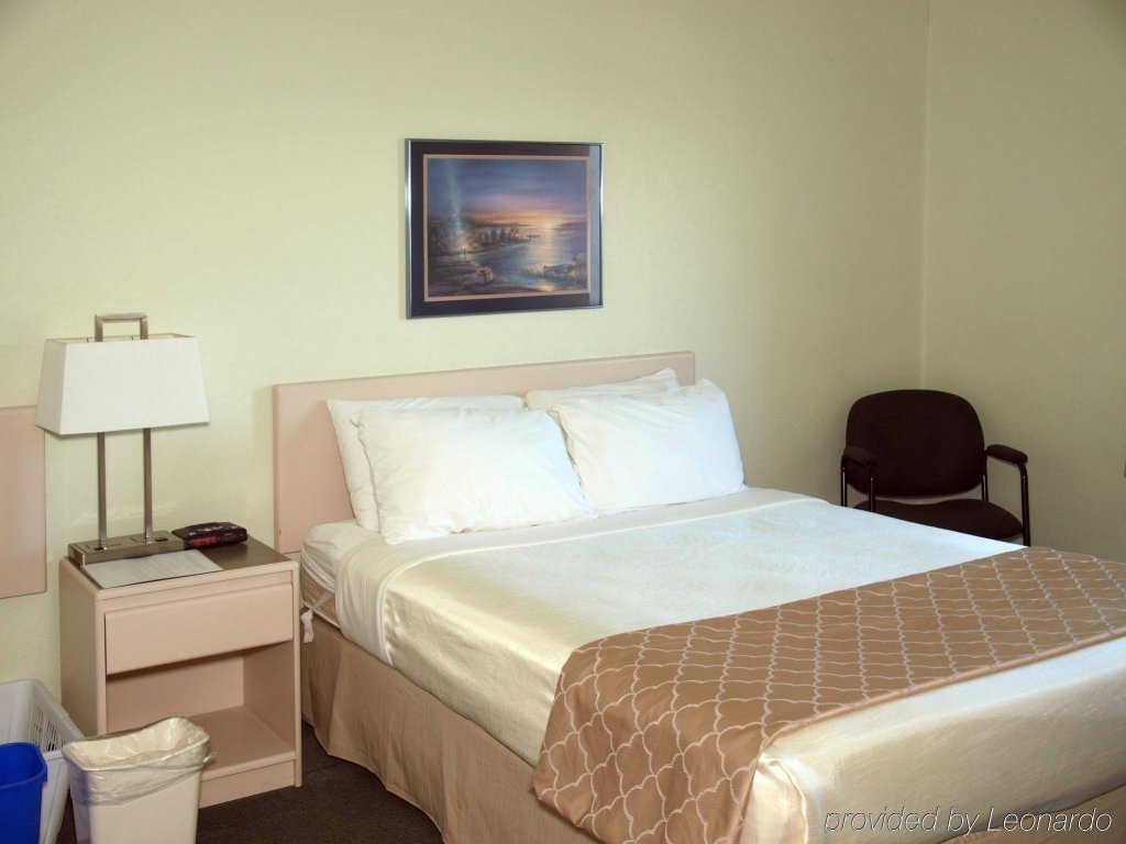 Фото Super 8 by Wyndham Dauphin