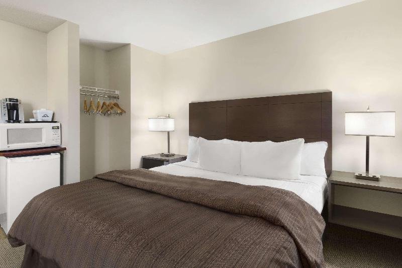 Фото Days Inn by Wyndham Steinbach