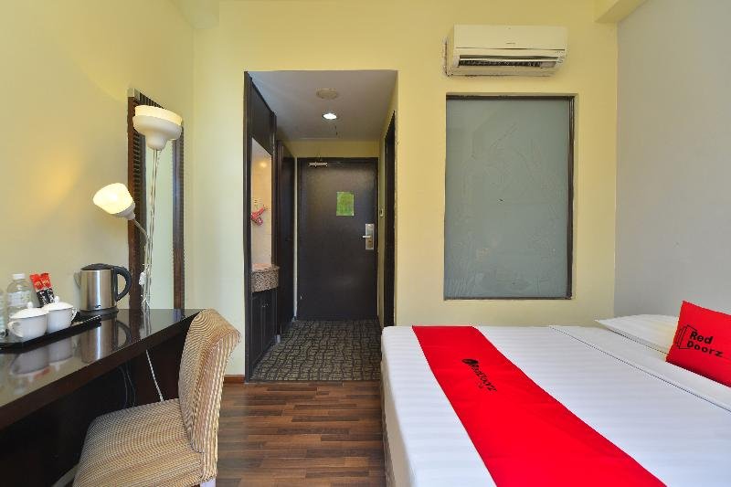 Фото RedDoorz at Aljunied