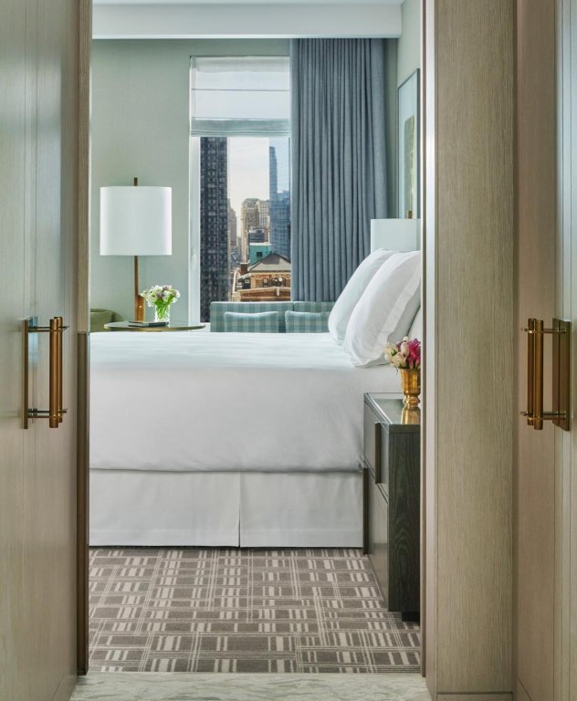 Фото Four Seasons Hotel New York Downtown