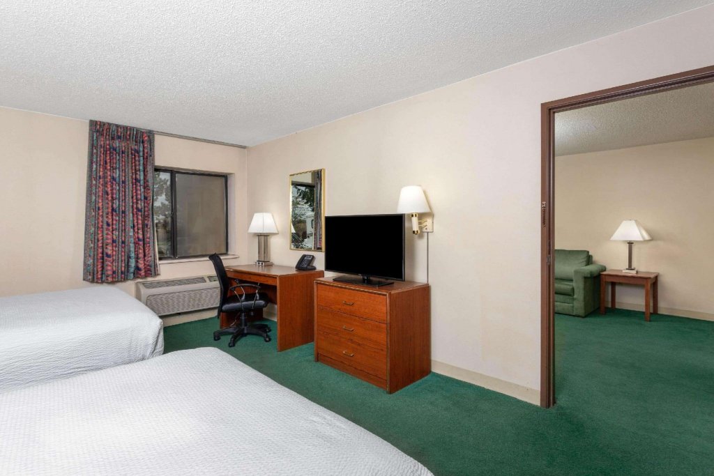 Фото La Quinta Inn by Wyndham Indianapolis East-Post Drive