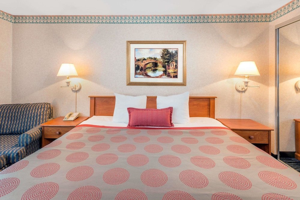 Фото Ramada by Wyndham Kent Seattle Area