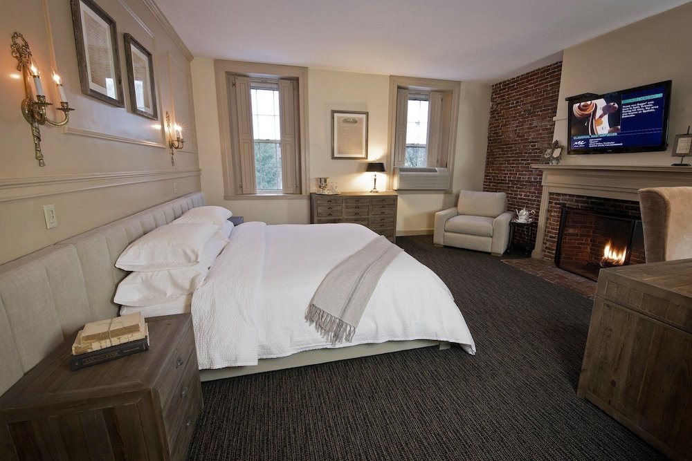 Фото Garrison Inn Boutique Hotel