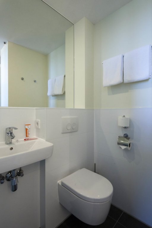 Фото EasyHotel Maastricht City Centre