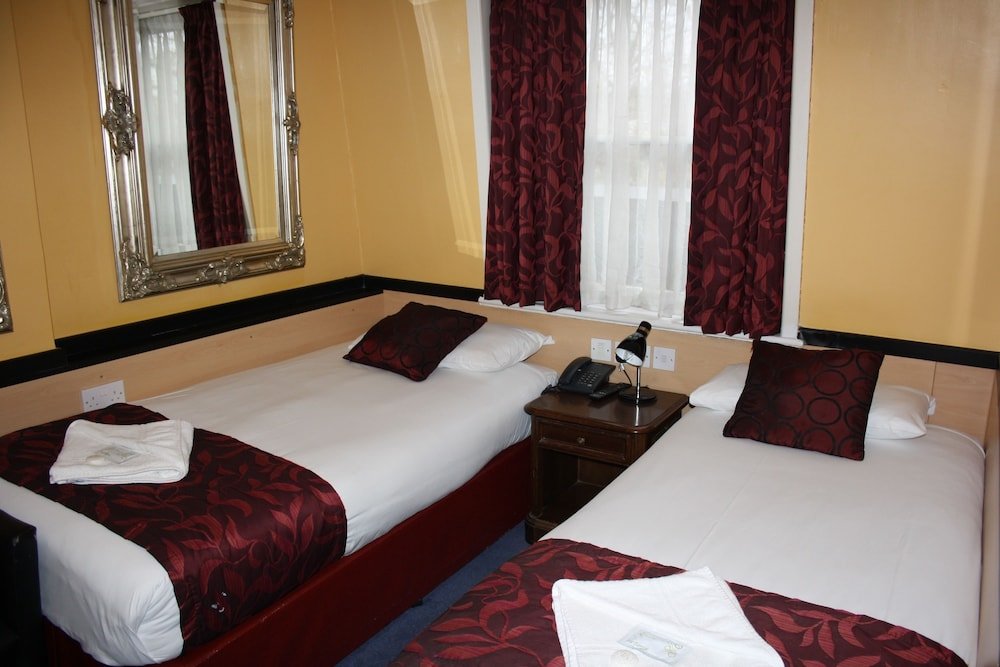 Фото Tudor Court Hotel